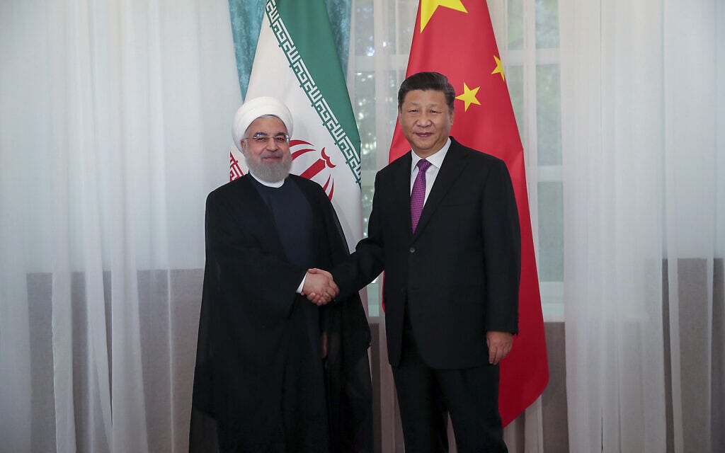 נשיא איראן לשעבר חסן רוחאני ונשיא סין שי ג'ינפינג, 14 ביוני 2019 (צילום: Iranian Presidency Office via AP))