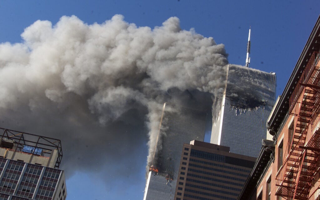 הפיגוע במגדלי התאומים בניו יורק, 11 בספטמבר2001 (צילום: AP Photo/Richard Drew)