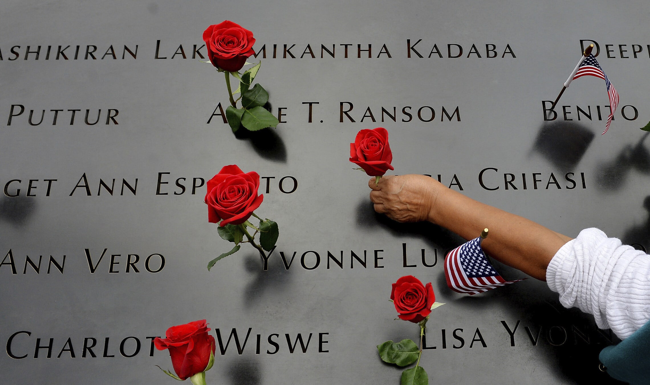 חלק מברכת הזיכרון שהוקמה באזור שבו עמד המגדל הצפוני במרכז הסחר העולמי בניו יורק, במלאת 13 שנה לפיגועי ה-11 בספטמבר 2001 (צילום: AP Photo/Justin Lane)