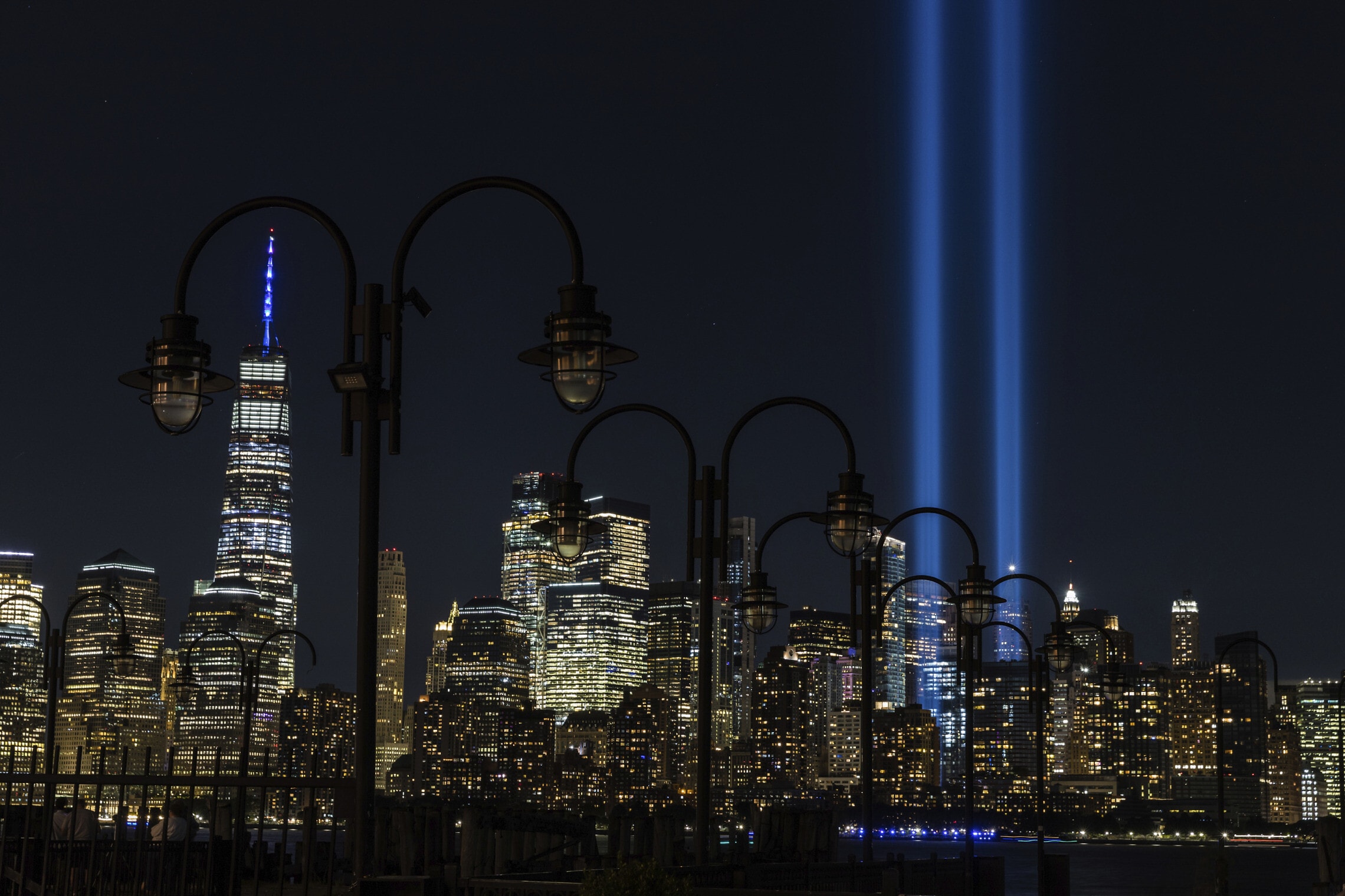 שני עמודי אור, המסמלים את מגדלי התאומים שנפלו בפיגועי ה-11 בספטמבר 2001, מאירים את קו הרקיע של מנהטן, ניו יורק, במלאת 19 שנה לאסון התאומים (צילום: AP Photo/Stefan Jeremiah)