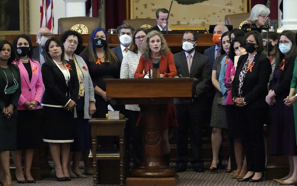 דונה האווארד, חברת בית הנבחרים בטקסס ושותפות נוספות לחקיקה נופות עומדות בהתנגדות לפסיקה האוסרת על הפלות מהשבוע השישי ומעלה (צילום: AP Photo/Eric Gay)