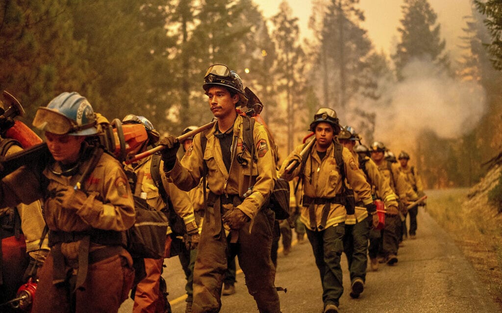לוחמי אש בקליפורניה במהלך גל השרפות שם ביולי 2021 (צילום: AP Photo/Noah Berger)