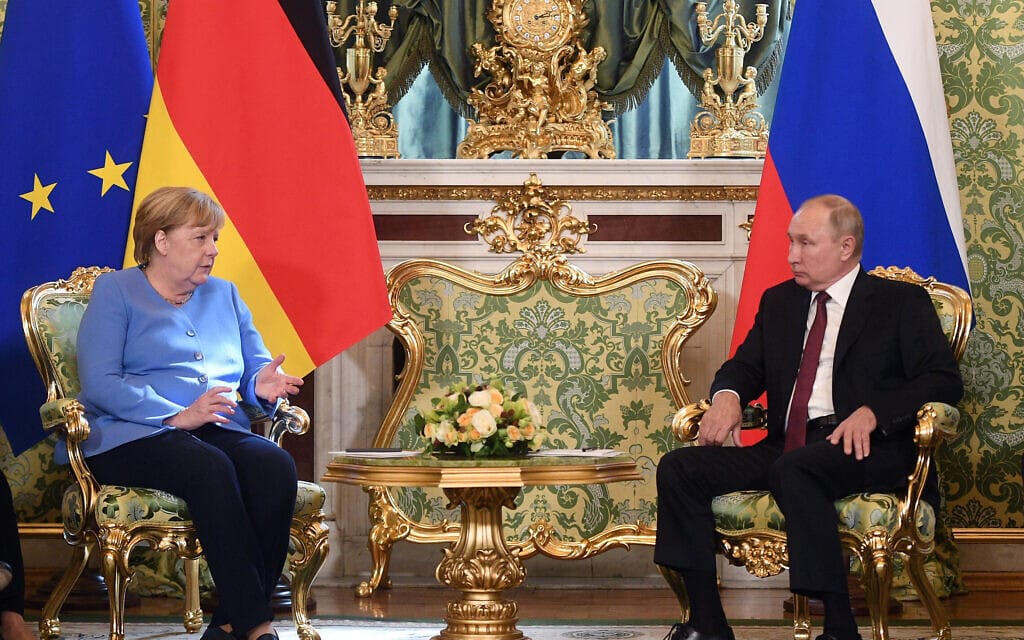 ולדימיר פוטין ואנגלה מרקל בפגישה בקרמלין, אוגוסט 2021 (צילום: Evgeny Odinokov, Sputnik, Kremlin Pool Photo via AP)