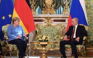 ולדימיר פוטין ואנגלה מרקל בפגישה בקרמלין, אוגוסט 2021 (צילום: Evgeny Odinokov, Sputnik, Kremlin Pool Photo via AP) ולדימיר פוטין ואנגלה מרקל בפגישה בקרמלין, אוגוסט 2021 (צילום: Evgeny Odinokov, Sputnik, Kremlin Pool Photo via AP)