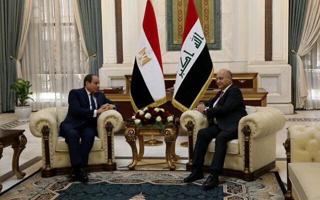 נשיא עיראק ברהם צאלח ונשיא מצרים עבד אל-פתח א-סיסי, שהגיע לעיראק לכנס בגדאד לשיתוף פעולה, בארמון הנשיאות, 28 באוגוסט 2021 (צילום: Khalid Mohammed, AP)