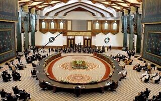 מנהיגים מהמזרח התיכון ונשיא צרפת עמנואל מקרון בכנס בגדאד לשיתוף פעולה, 28 באוגוסט 2021 (צילום: Iraqi Prime Minister Media Office, via AP) מנהיגים מהמזרח התיכון ונשיא צרפת עמנואל מקרון בכנס בגדאד לשיתוף פעולה, 28 באוגוסט 2021 (צילום: Iraqi Prime Minister Media Office, via AP)