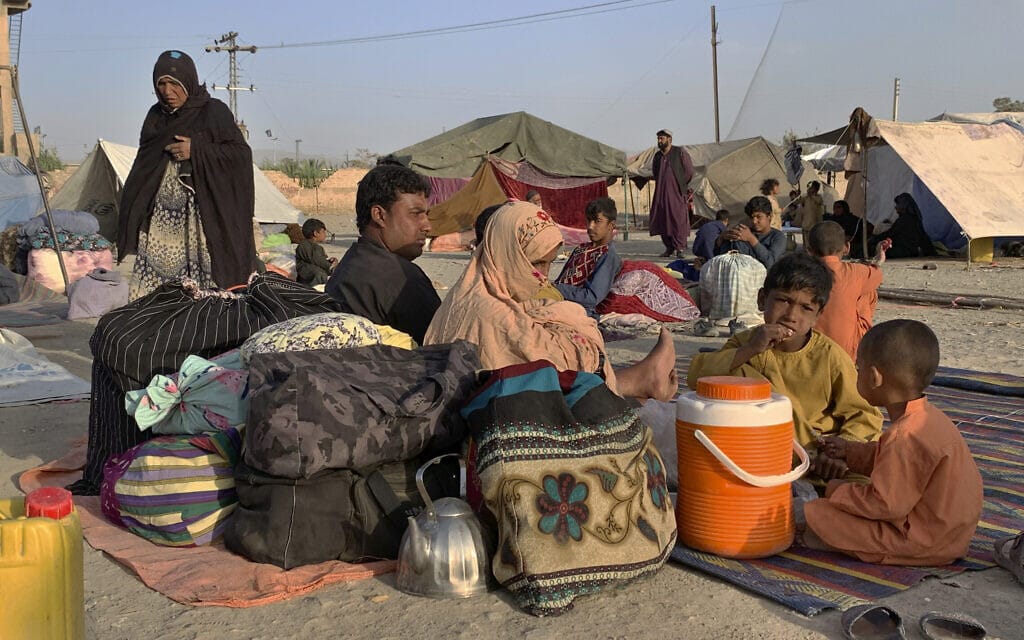 משפחות אפגניות בעיר צ&#039;מאן באזור גבול פקיסטן, 31 באוגוסט 2021 (צילום: AP Photo)