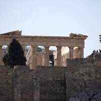 דגל יוון בחתי התורן מול הפרתנון באתונה, לרגל מותו של מיקיס תיאודוראקיס, 2 בספטמבר 2021 (צילום: AP Photo/Thanassis Stavrakis)