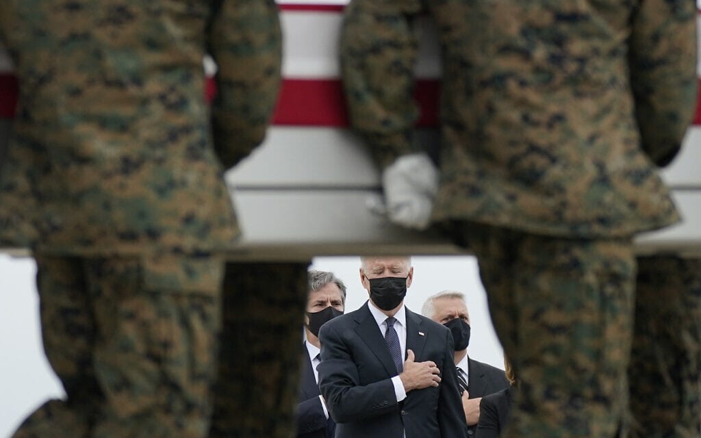 נשיא ארצות הברית ג&#039;ו ביידן מקבל את ארונות החיילים האמריקאים שנהרגו באפגניסטן, 29 באוגוסט 2021 (צילום: AP Photo/Carolyn Kaster)