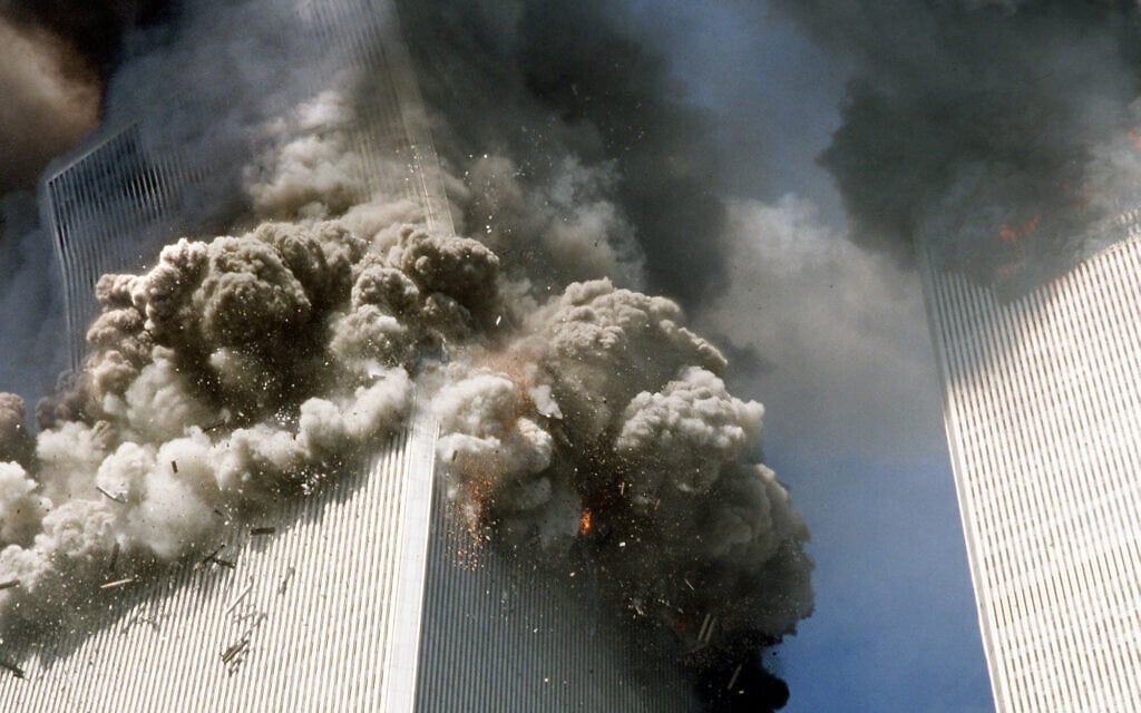 המגדל הדרומי של מגדלי התאומים בניו יורק קורס, 11 בספטמבר 2001 (צילום: AP Photo/Gulnara Samoilova)
