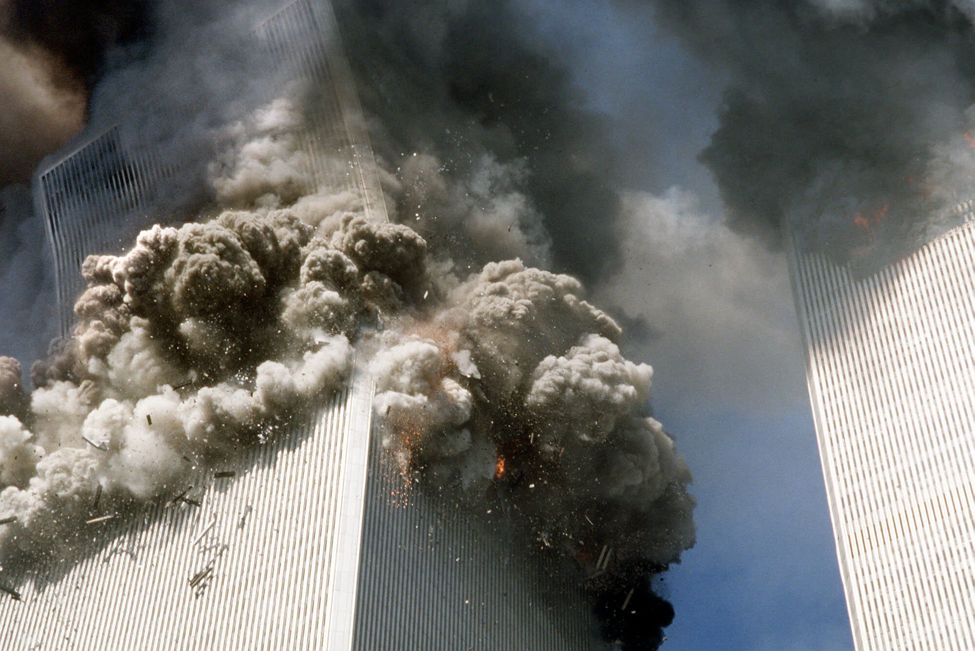 המגדל הדרומי של מגדלי התאומים בניו יורק קורס, 11 בספטמבר 2001 (צילום: AP Photo/Gulnara Samoilova)