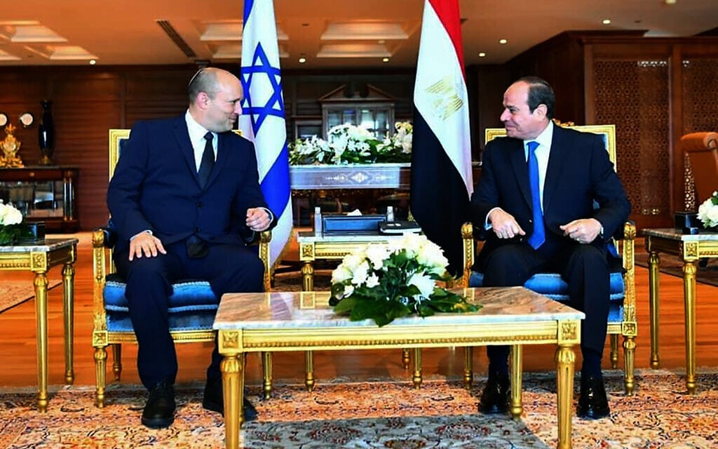 ראש הממשלה נפתלי בנט ונשיא מצרים עבד אל-פתאח א-סיסי בשארם א-שייח, 13 בספטמבר 2021 (צילום: Egyptian Presidency Media office via AP)