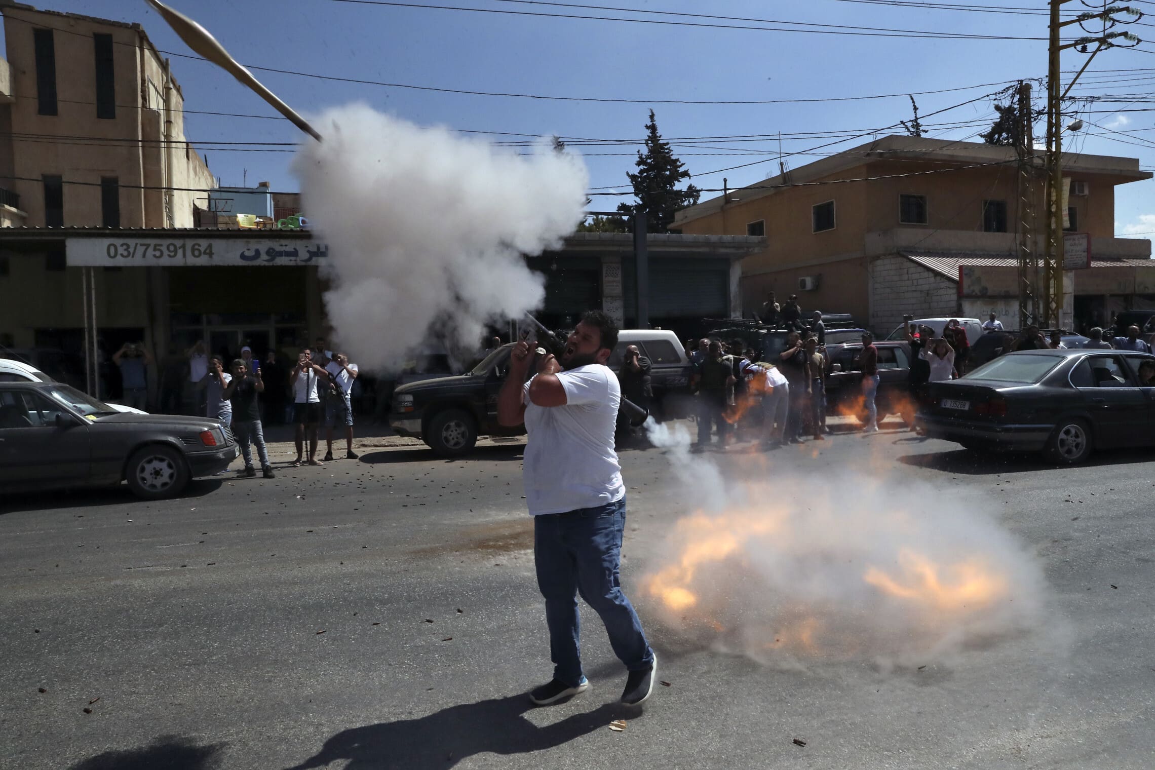 תומך חזבאללה יורה מרגמה באוויר בחגיגות לרגל הגעת מכליות הנפט מאיראן לעיר בעלבכ, 16 בספטמבר 2021 (צילום: AP Photo/Bilal Hussein)