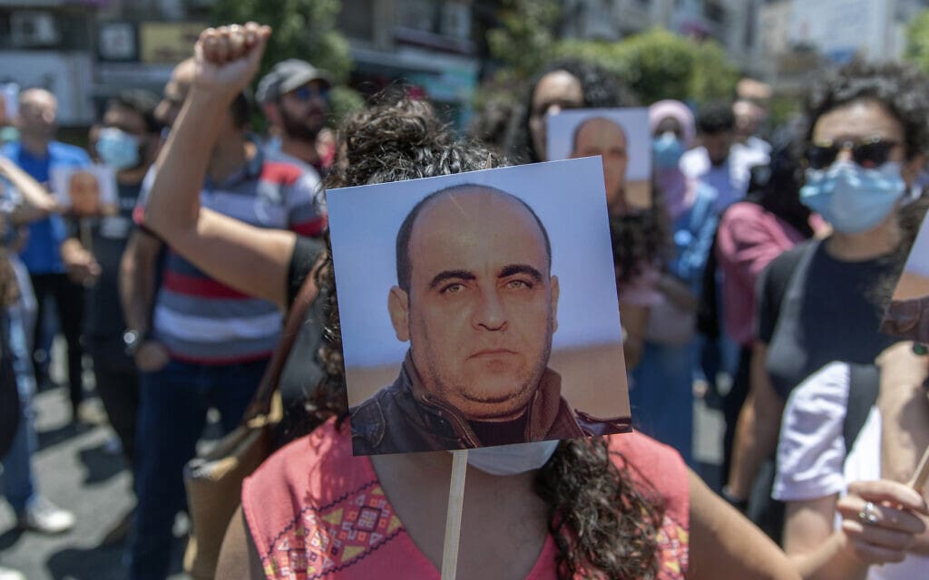 הפגנות ברחוב הפלסטיני בעקבות רצח ניזאר בנאת. (צילום: AP Photo/Nasser Nasser, File)