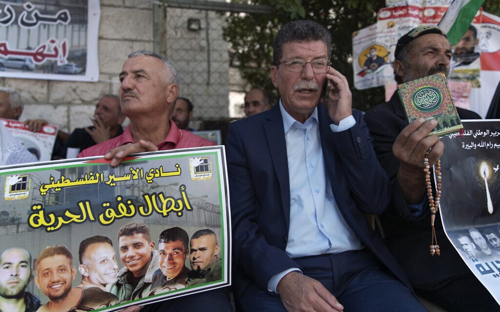 קדורה פארס, בכיר באש"ף, מגיע להביע תמיכה באסירים שנמלטו מכלא גלבוע (צילום: AP Photo/Nasser Nasser)