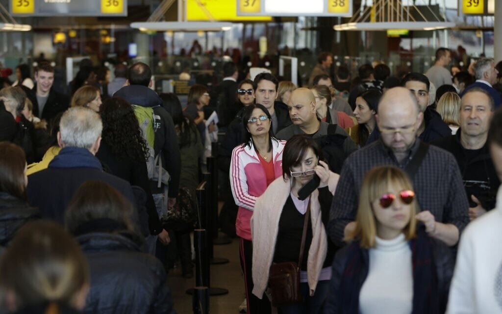 נוסעים עומדים בתור לביקורת רשויות ההגירה והמכס בשדה התעופה ג&#039;יי-אף-קיי בניו יורק. אילוסטרציה (צילום: AP Photo/Seth Wenig)