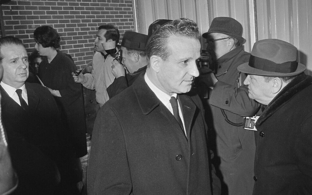 שני אחיו של ג&#039;ק רובי, רוצחו של לי הארווי אוסוואלד, סאם משמאל וארל מימין, עוזבים את בית הלוויות בשיקגו אחרי לוויתו של ג&#039;ק ב-6 בינואר, 196 (צילום: AP Photo/ Charles Knoblock)