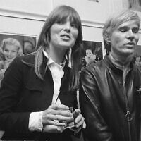 אנדי וורהול וניקו בספטמבר 1968 בסטודיו של וורהול בניו יורק (צילום: AP Photo/Marty Lederhandle)