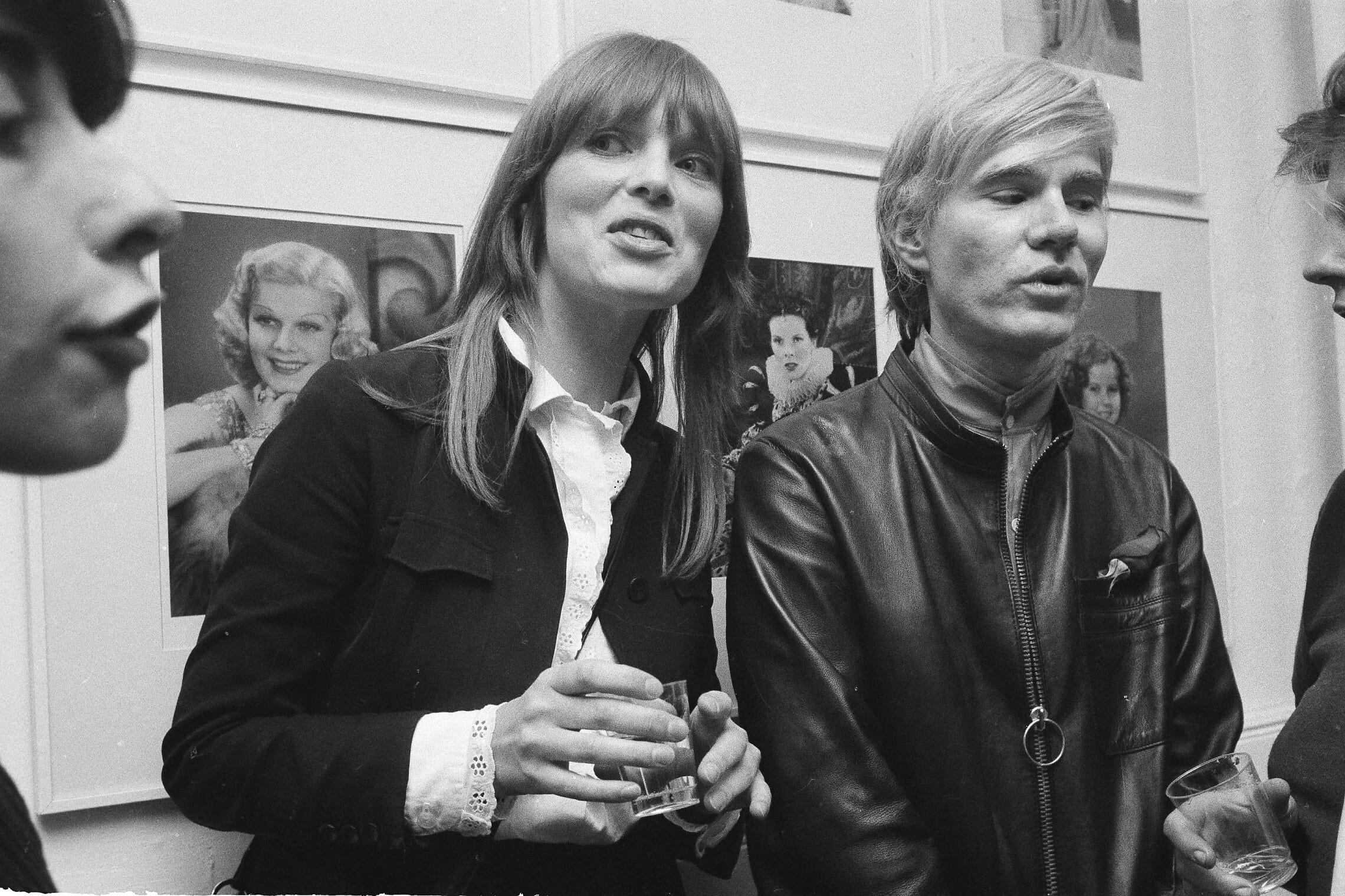 אנדי וורהול וניקו בספטמבר 1968 בסטודיו של וורהול בניו יורק (צילום: AP Photo/Marty Lederhandle)