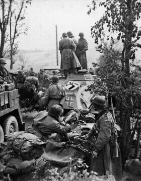 דיוויזיית האס אס השלישית טונקופף במהלך פעילות במבצע ברברוסה ב-1941 (צילום: Wikimedia commons/ Bundesarchiv Bild)