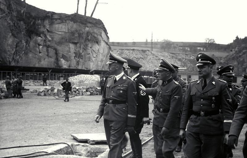 היינריך הימלר, פרץ זיריס וקל וולף במחנה הריכוז מטהאוזן, אפריל 1941 (צילום: Bundesarchiv Bild)