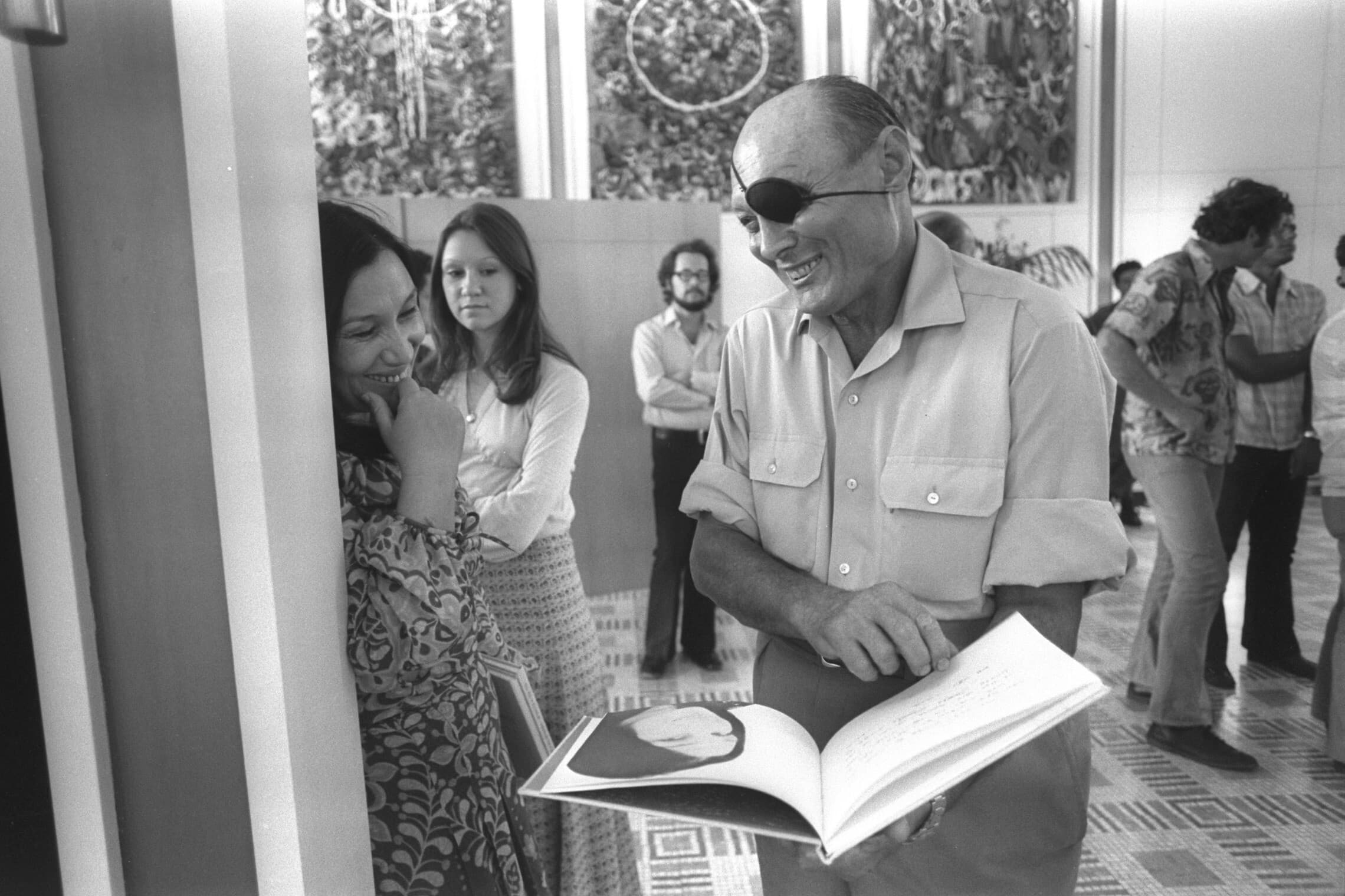 שר הבטחון משה דיין עם נעמי שמר ב17 ביוני 1973 (צילום: חנניה הרמן/לע&quot;מ)