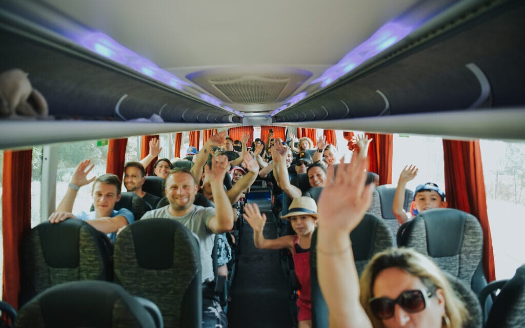 השקת אוטובוס של נוע תנוע באריאל בשבת. העיריות מפעילות כמאה קווים ברחבי הארץ, הצורך האמיתי מגיע לכאלפיים (צילום: שחר זיסו)