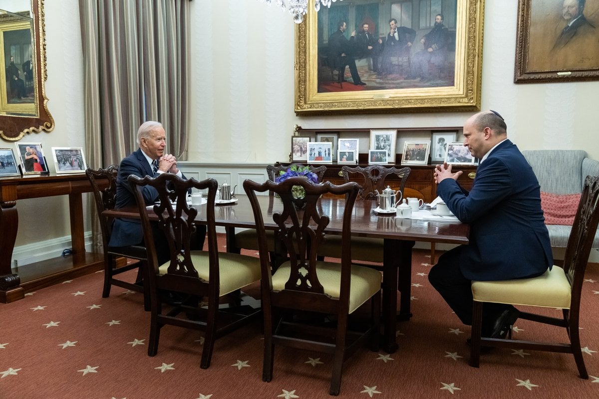 ראש הממשלה נפתלי בנט ונשיא ארצות הברית ג&#039;ו ביידן שותים קפה באזור המגורים של הבית הלבן, 27 באוגוסט 2021 (צילום: הבית הלבן)