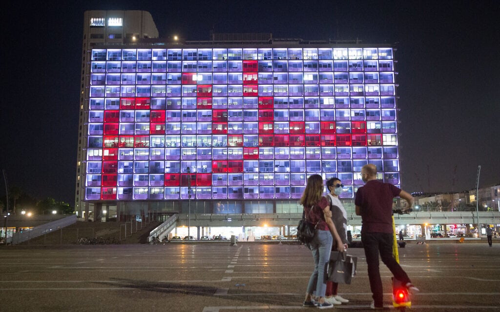 המילה "שלום" בערבית מוצגת על בניין עיריית תל אביב לאחר החתימה על הסכמי אברהם, 15 בספטמבר 2020 (צילום: Miriam Alster/Flash90)