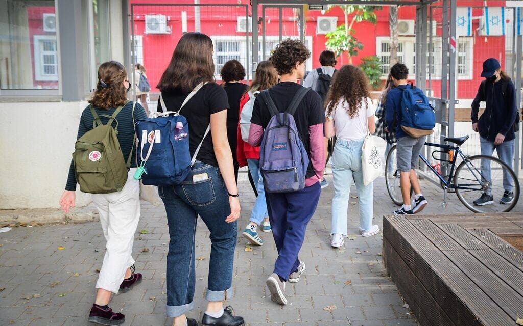 תלמידים בכניסה לבית ספרם בתל אביב, 18 באפריל 2021 (צילום: אבשלום ששוני, פלאש 90)
