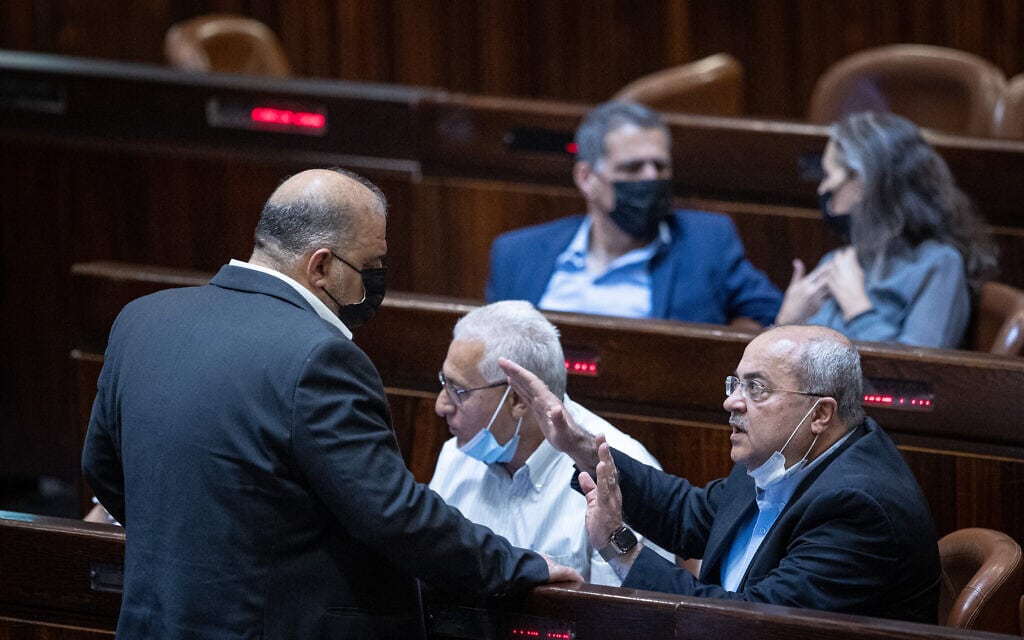 אחמד טיבי ומנסור עבאס במליאת הכנסת, 2 באוגוסט 2021 (צילום: יונתן זינדל/פלאש90)