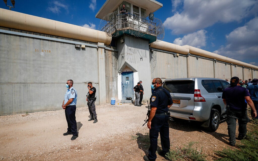 שוטרים ליד המנהרה ממנה נמלטו אסירים ביטחוניים, כלא גלבוע, 6 בספטמבר 2021 (צילום: פלאש90)