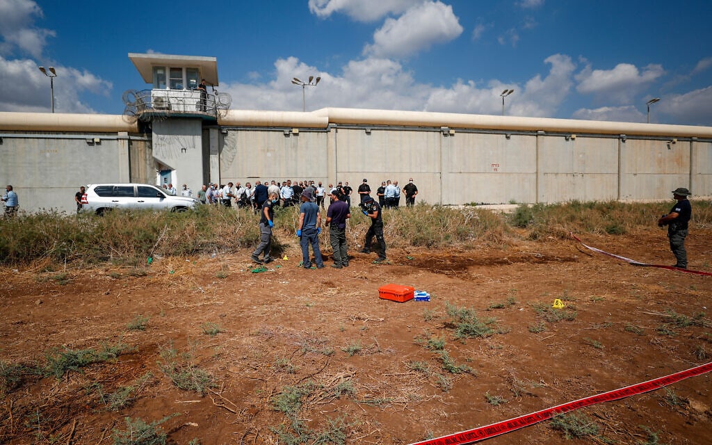 אנשי ביטחון ליד הפתח שדרכו נמלטו שישה אסירים מבית הסוהר גלבוע, 6 בספטמבר 2021 (צילום: פלאש 90) אנשי ביטחון ליד הפתח שדרכו נמלטו שישה אסירים מבית הסוהר גלבוע, 6 בספטמבר 2021 (צילום: פלאש 90)