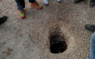 .קציני משטרה ואנשי שב"ס ליד הבור שממנו נמלטו המחבלים. 6 בספטמבר 2021 (צילום: פלאש90) .קציני משטרה ואנשי שב"ס ליד הבור שממנו נמלטו המחבלים. 6 בספטמבר 2021 (צילום: פלאש90)