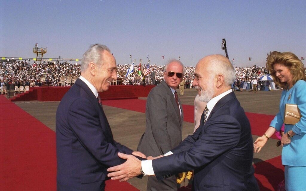 שמעון פרס כשר החוץ מברך את חוסיין מלך ירדן לפני החתימה על הסכם השלום עם ירדן (צילום: לע"מ)