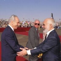שמעון פרס כשר החוץ מברך את חוסיין מלך ירדן לפני החתימה על הסכם השלום עם ירדן (צילום: לע"מ)