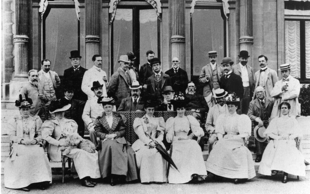 תמונה של אורחים באחת ממסיבות סוף השבוע המפורסמות בבית רוטשילד, שצולמה עבור הנסיך מוויילס, יולי 1894 (צילום: : Acc. no. 1099.1995.9 / Waddesdon Image Library)
