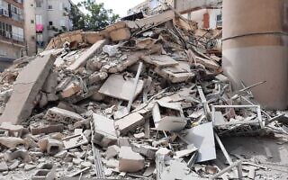 בניין ברחוב יוסף סרלין בחולון שהתמוטט, 12 בספטמבר 2021 (צילום: דוברות כבאות והצלה לישראל) בניין ברחוב יוסף סרלין בחולון שהתמוטט, 12 בספטמבר 2021 (צילום: דוברות כבאות והצלה לישראל)