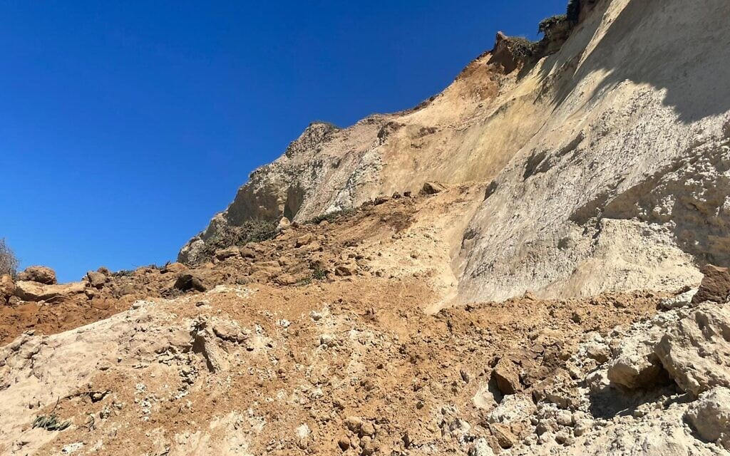 נפילת מצוק בחופי הרצליה, ספטמבר 2021 (צילום: אתי נפרין, רשות הטבע והגנים)
