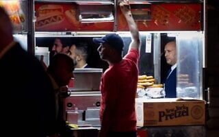 ראש הממשלה נפתלי בנט חולף על פני דוכן נקניקיות בניו יורק, בדרכו חזרה לבית המלון בערב החג, 27 בספטמבר 2021 (צילום: שחר עזרן) ראש הממשלה נפתלי בנט חולף על פני דוכן נקניקיות בניו יורק, בדרכו חזרה לבית המלון בערב החג, 27 בספטמבר 2021 (צילום: שחר עזרן)