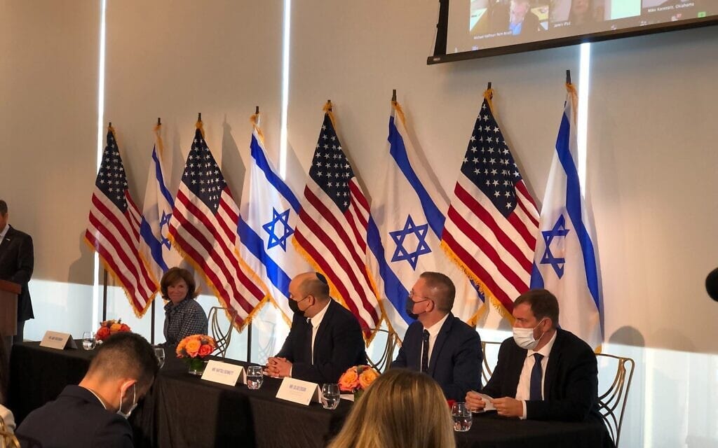 ראש הממשלה נפתלי בנט, שגריר ישראל באו&quot;ם גלעד ארדן והקונסול בניו יורק אסף זמיר במרכז ספרא, 27 בספטמבר 2021 (צילום: טל שניידר)