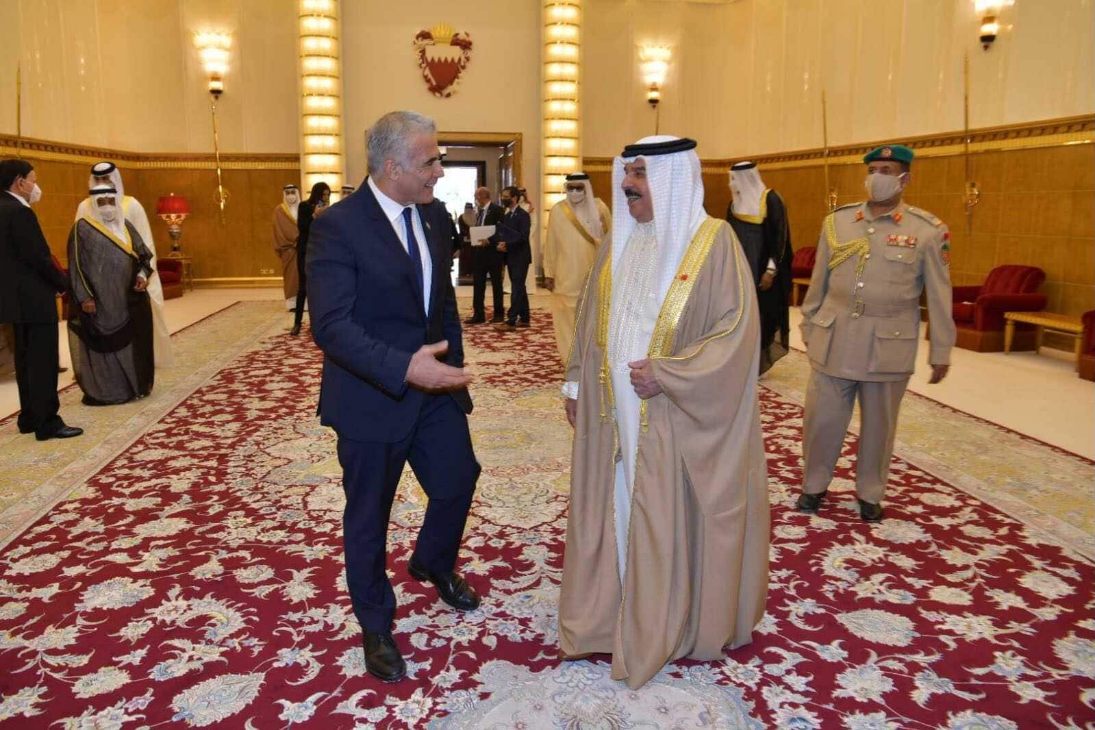 ראש הממשלה החליפי ושר החוץ יאיר לפיד ומלך בחריין, חאמד בן עיסא אל-חליפה, 30 בספטמבר 2021 (צילום: שלומי אמסלם, לע&quot;מ)