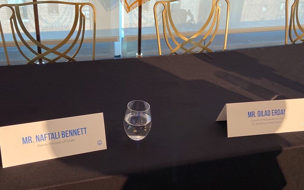 המקומות בשולחן עבור גלעד ארדן ונפתלי בנט, במפגש הפדרציותה היהודיות עם ראש הממשלה בניו יורק, 27 בספטמבר 2021 (צילום: ג&#039;ייקוב מגיד)