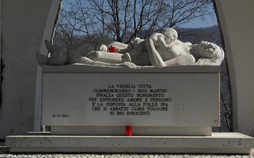 פסל להנצחת קורבנות הטבח בסנטה אנה די סטאצמה, 22 בפברואר, 2008 (צילום: Wikimedia Commons/ Hans Peter Schaefe)