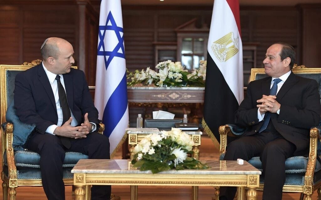 ראש הממשלה נפתלי בנט ונשיא מצרים עבד אל-פתח א-סיסי בשארם א-שייח, 13 בספטמבר 2021 (צילום: קובי גדעון, לע"מ)