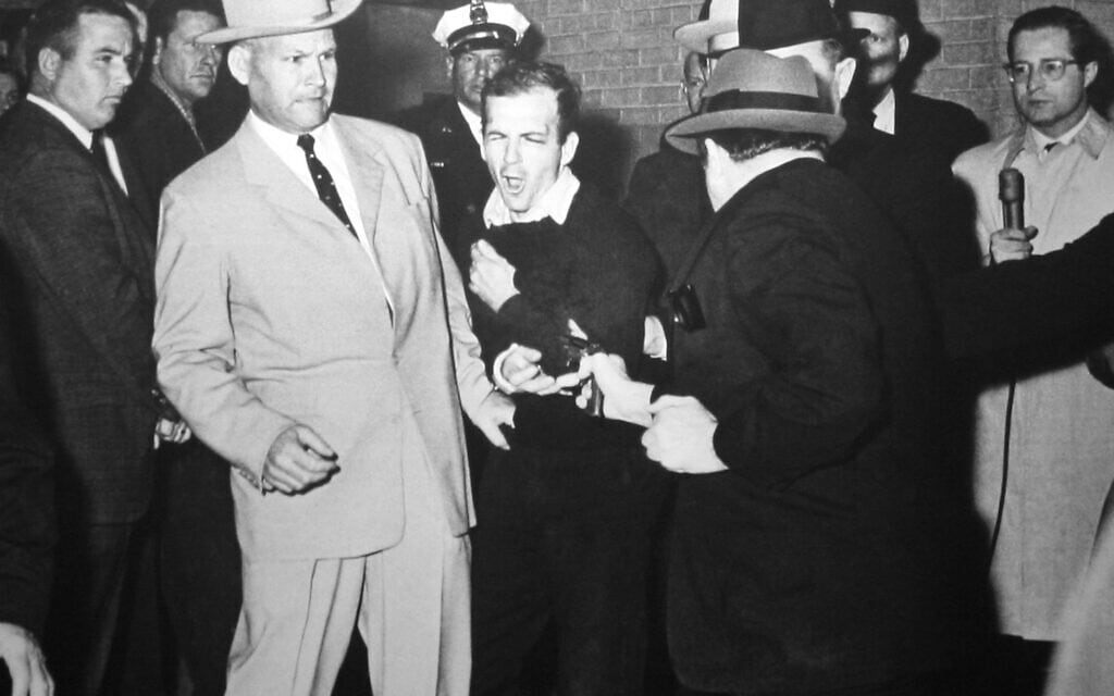 ג&#039;ק רובי, יושב שני משמאל, עם עורכי הדין שלו, ביניהם סאם יוסטון קלינטון, בדיון על שפיותו בדאלאס, טקסס, 15 באוקטובר, 1965 (צילום: AP Photo/Dave Taylor)