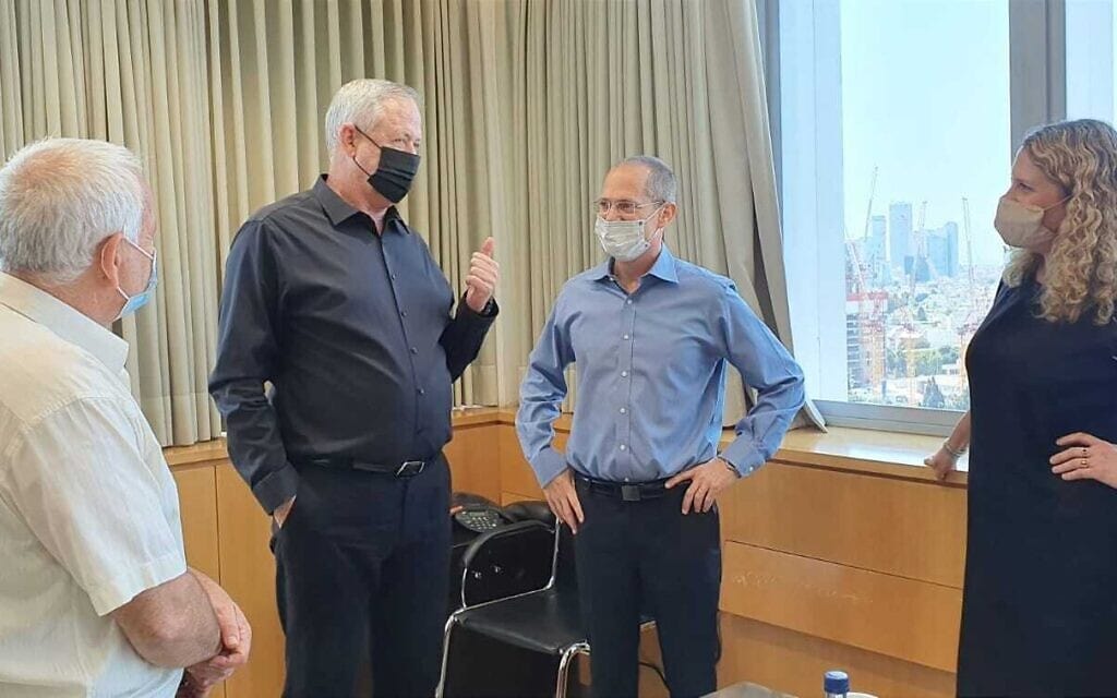 שר הביטחון בני גנץ, סגן השר אלון שוסטר, שר החקלאות עודד פורר ומנכ"לית משרדו נעמה קאופמן-פס בפגישה בנוגע לרפורמה בחקלאות, 1 בספטמבר 2021 שר הביטחון בני גנץ, סגן השר אלון שוסטר, שר החקלאות עודד פורר ומנכ"לית משרדו נעמה קאופמן-פס בפגישה בנוגע לרפורמה בחקלאות, 1 בספטמבר 2021