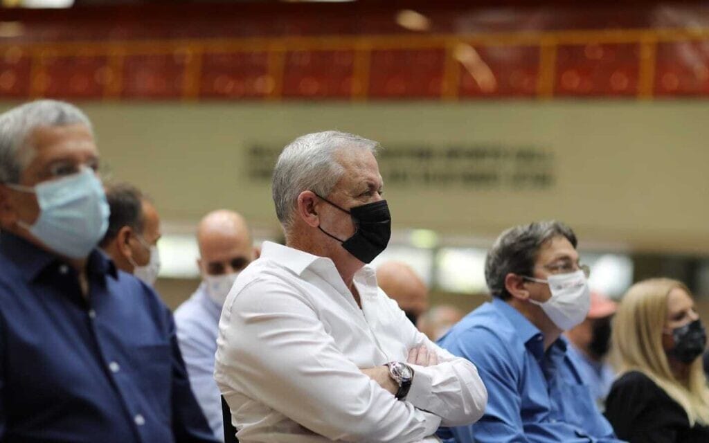 שר הביטחון בני גנץ בהרמת כוסית עם ארגון נכי צה"ל בבית הלוחם בתל אביב, 2 בספטמבר 2021 (צילום: אלעד מלכה) שר הביטחון בני גנץ בהרמת כוסית עם ארגון נכי צה"ל בבית הלוחם בתל אביב, 2 בספטמבר 2021 (צילום: אלעד מלכה)