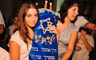 חברות הקהילה הרפורמית מחזיקות ספר תורה (צילום: צילום: דוברות התנועה הרפורמית) חברות הקהילה הרפורמית מחזיקות ספר תורה (צילום: צילום: דוברות התנועה הרפורמית)