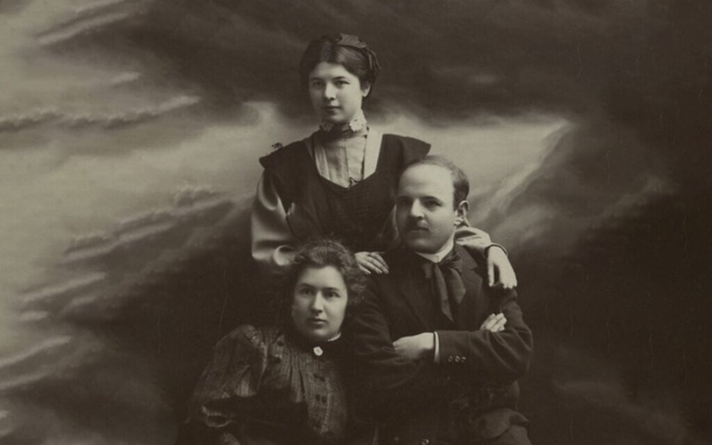 חיים נחמן ביאליק ואשתו מאניה עם בת אחותו (צילום: הספרייה הלאומית, עיבוד מחשב)